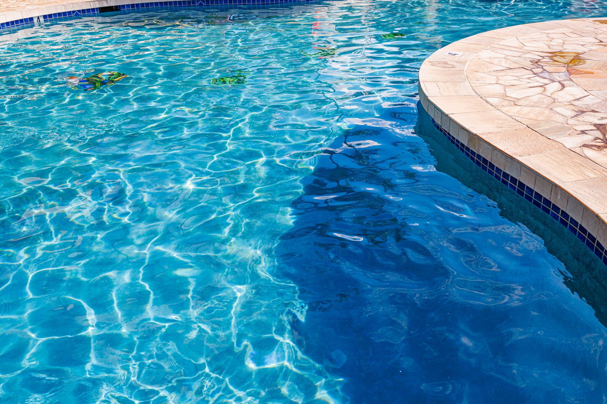 Luksusleilighet, aircondition, ved stranden | Basseng | 2 utendørsbassenger, bassengparasoller og solsenger