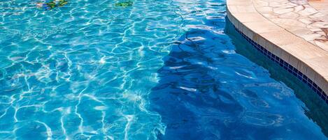 Apartamento de lujo, Aire acondicionado, junto a la playa | Piscina | 2 piscinas al aire libre, sombrillas, tumbonas