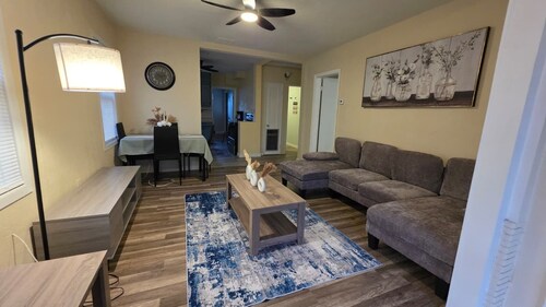 Nice 4-bedroom house in marvelous Biscayne Gardens. Minutes from Stadium