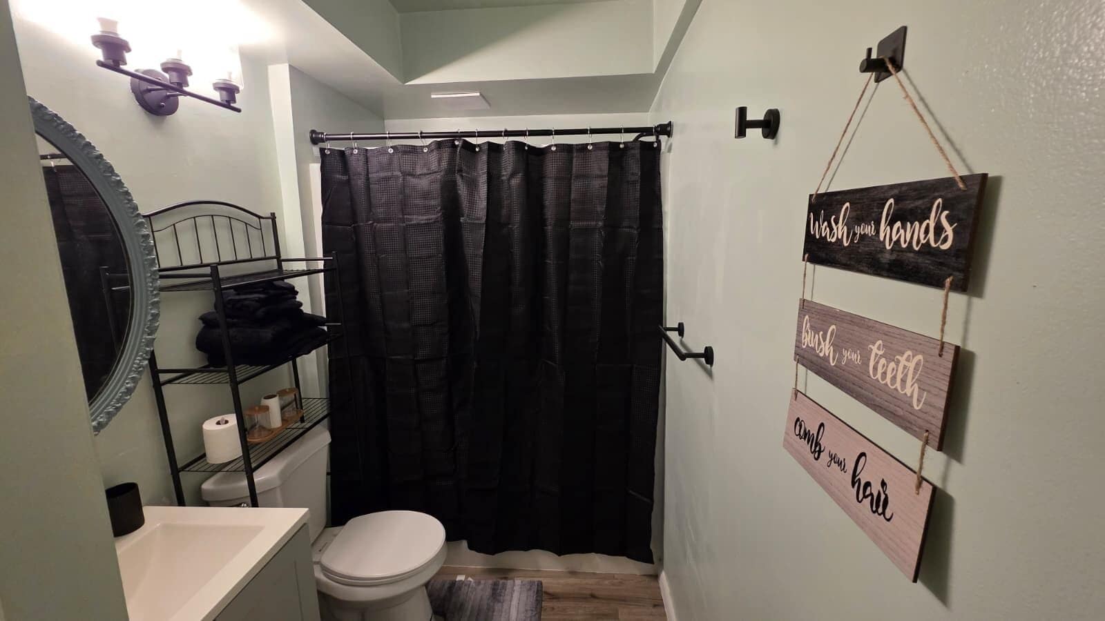 Een haardroger, handdoeken, zeep, toiletpapier