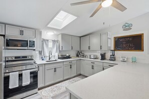 House, Accessible | 4 bedrooms, desk, Internet - 4BR Coastal Pool Cottage Golf Cart Kayaks (Palm Coast)