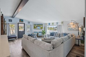 House, Accessible - 4BR Coastal Pool Cottage Golf Cart Kayaks (Palm Coast)