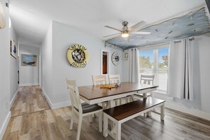 House, Accessible - 4BR Coastal Pool Cottage Golf Cart Kayaks (Palm Coast)