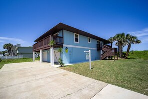 Room - Oceanfront Steps to Sand Deck Pets Welcome (Palm Coast)