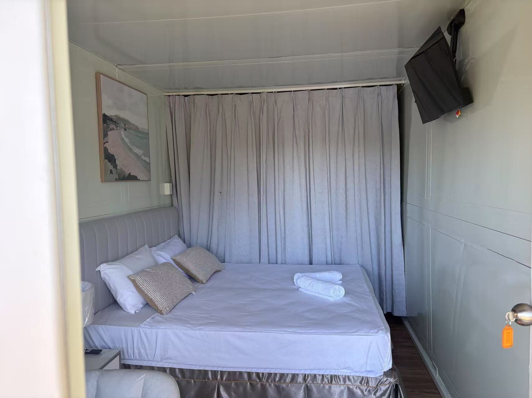 Standard Double Room, Lake View | Desk