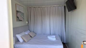 Standard Double Room, Lake View | Desk