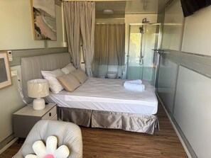 Une chambre à coucher avec un lit, une table de chevet, une lampe et une chaise.