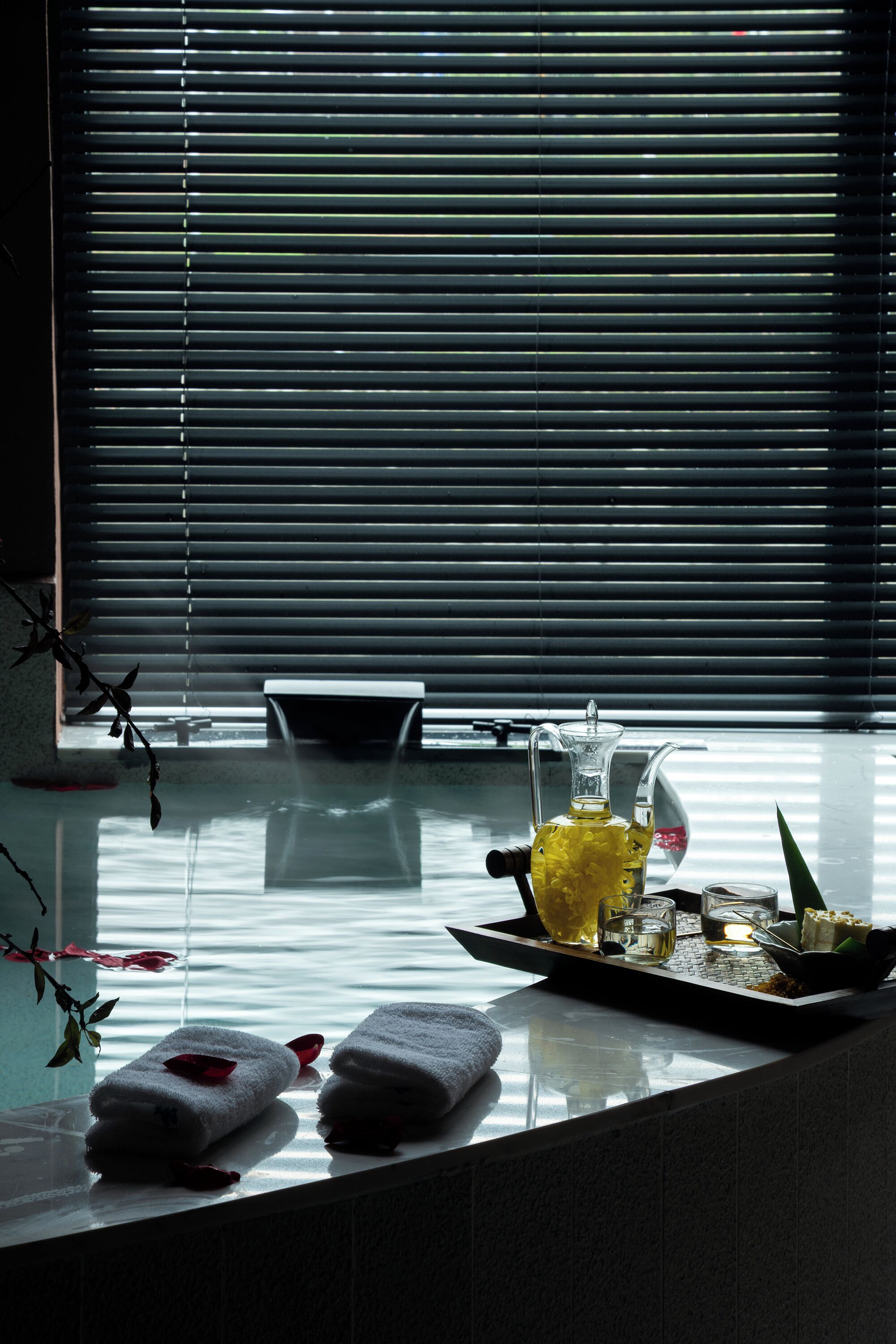 Suite básica, vistas al río | Baño | Artículos de higiene personal gratuitos, secador de pelo y albornoces