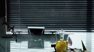 Suite básica, vistas al río | Baño | Artículos de higiene personal gratuitos, secador de pelo y albornoces