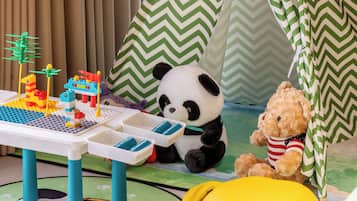 Familie suite, uitzicht op rivier | Een minibar, individueel gedecoreerd, individueel gemeubileerd