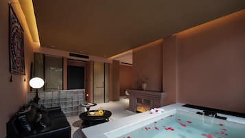 Superior Suite, River View | Bathroom | Free toiletries, hair dryer, bathrobes, towels