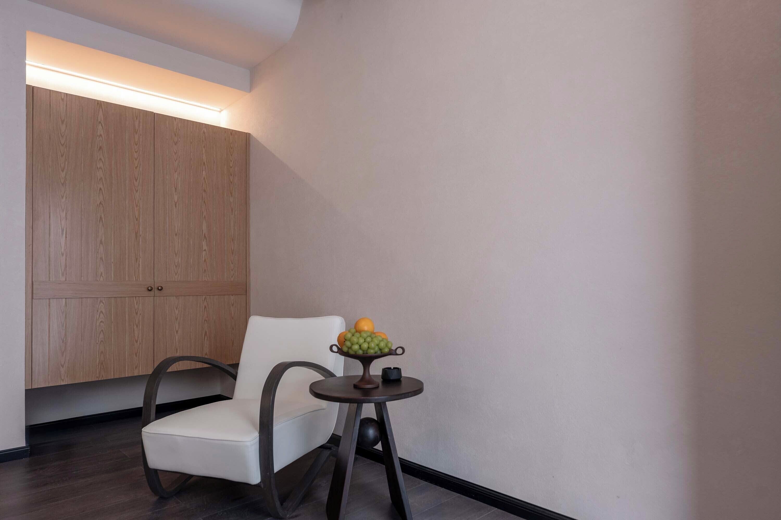 办公桌、笔记本电脑工作区、遮光窗帘、免费 WiFi