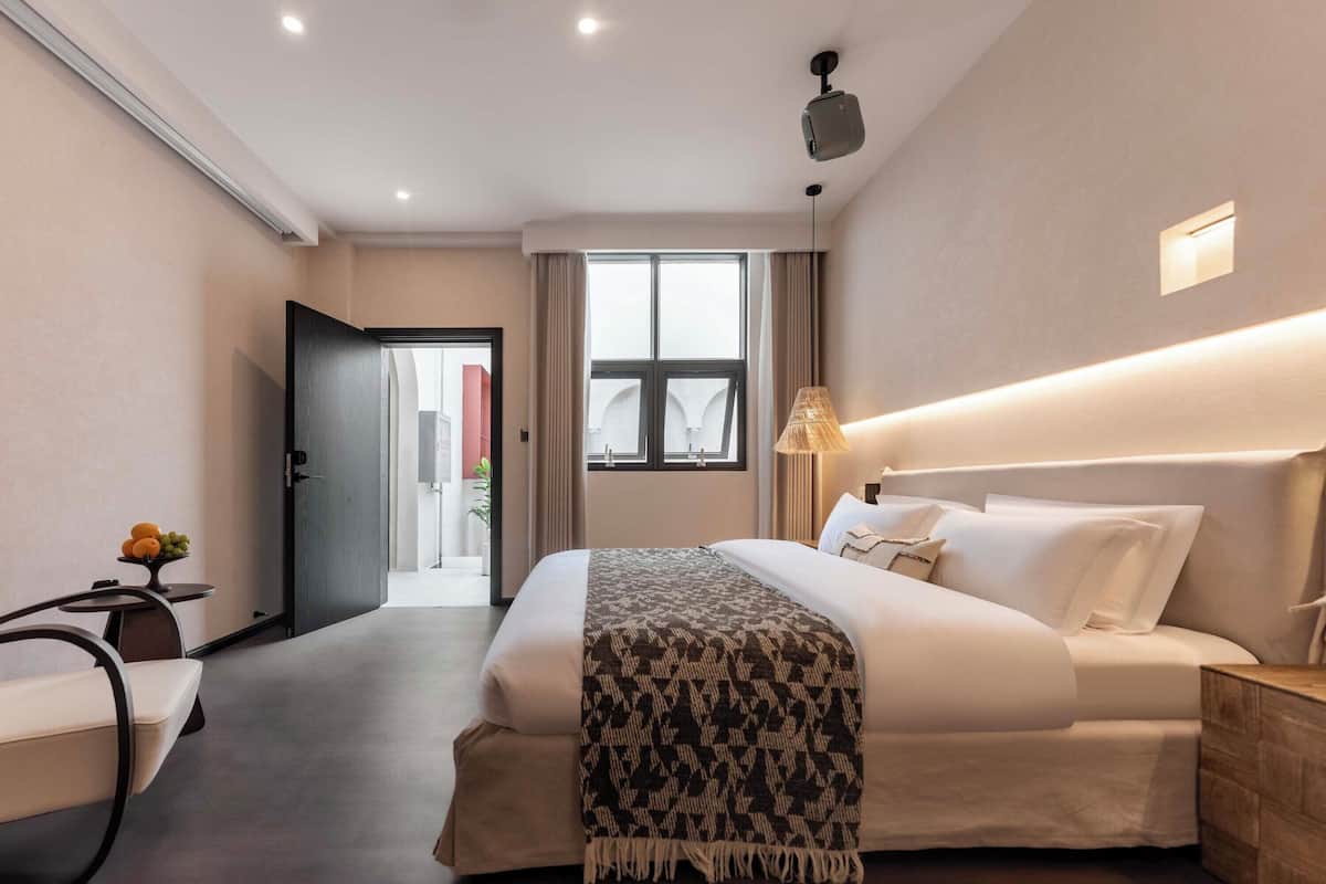 Bureau, espace de travail pour ordinateur portable, rideaux occultants