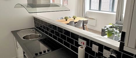 冷蔵庫、調理器具と食器