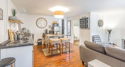 Enjoyable 1-bedroom cottage with AC in charming Chattanooga