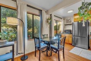 Dining - NEW Rustic Retreat, 15min to Beach, Top Location. Renovated 2bed/1bath Apartment (Los Angeles)