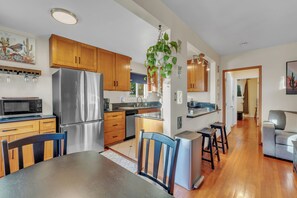 Interior - NEW Rustic Retreat, 15min to Beach, Top Location. Renovated 2bed/1bath Apartment (Los Angeles)