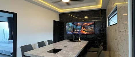 Repas dans la chambre