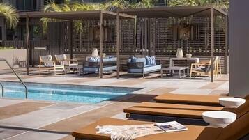 Alberca al aire libre y alberca climatizada