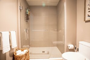 Haartrockner, Handtücher, Seife, Shampoo