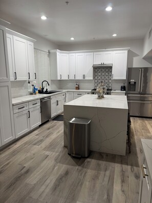 Private kitchen - Modern Luxury Townhouse – 3-Suite Retreat (Mesa)