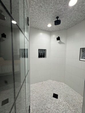 Shower, hair dryer, towels, soap - Modern Luxury Townhouse – 3-Suite Retreat (Mesa)