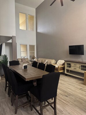 Dining - Modern Luxury Townhouse – 3-Suite Retreat (Mesa)