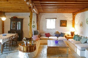 TV, fireplace - The Old House  - Long Term (Pigadisani)