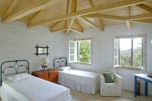 3 bedrooms, iron/ironing board, travel cot, free WiFi - The Old House  - Long Term (Pigadisani)