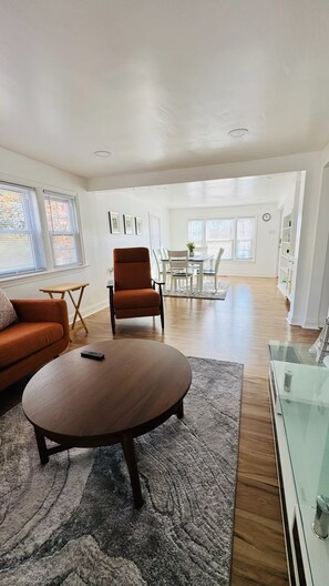 TV - Cozy, Charming Cape Home near DC (Alexandria)