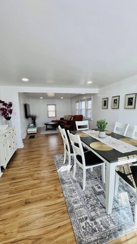 Cozy, Charming Cape Home near DC