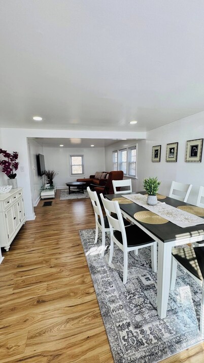 Cozy, Charming Cape Home near DC