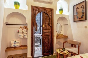 المنشأة من الداخل