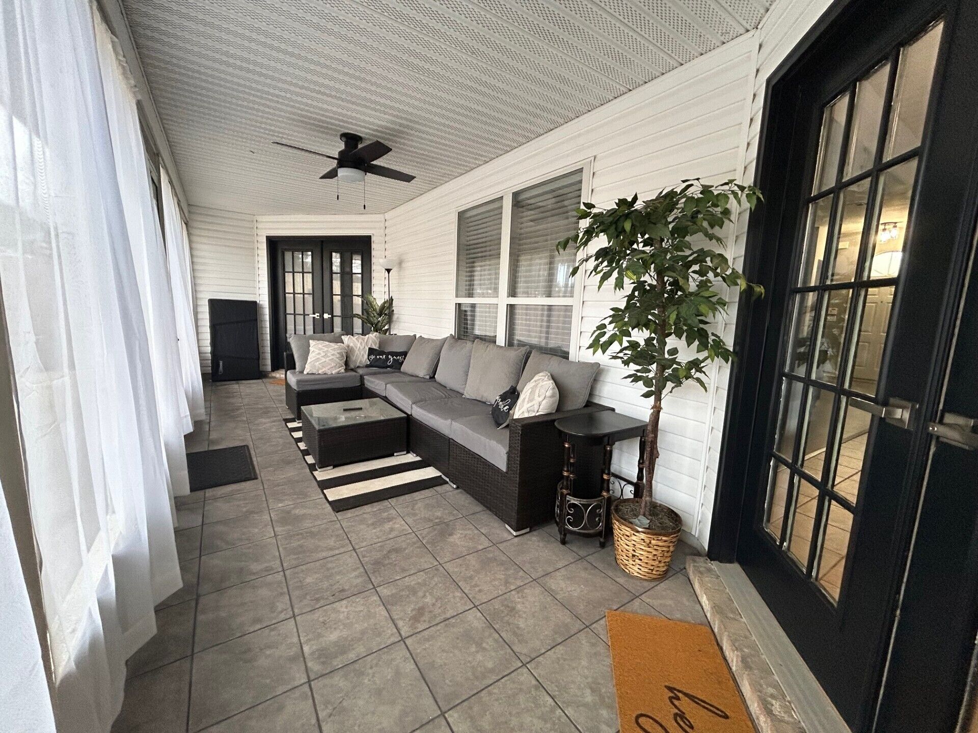 TV connectée, cheminée, jeux vidéo, lecteur de DVD