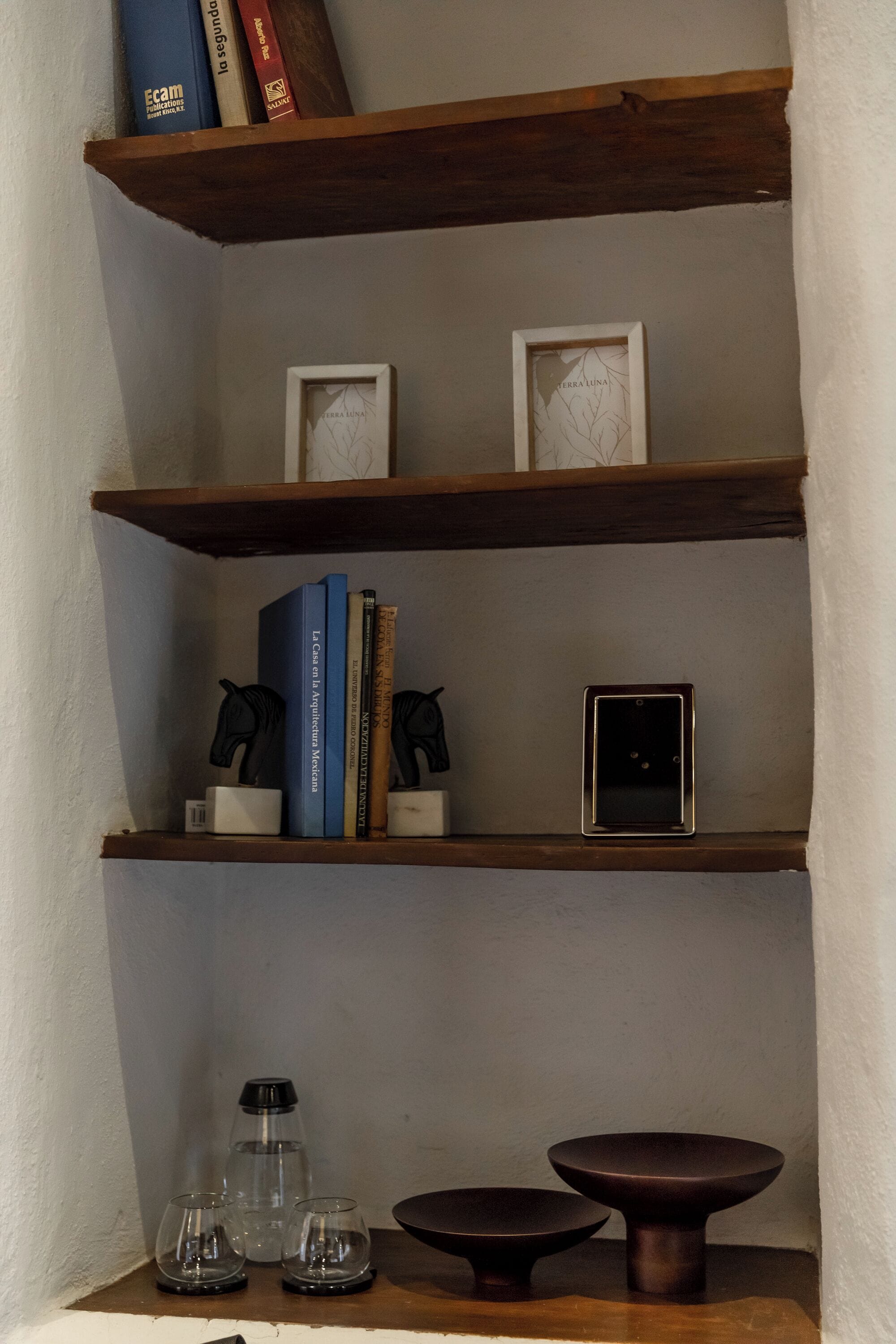 Una libreria con libri e oggetti decorativi.