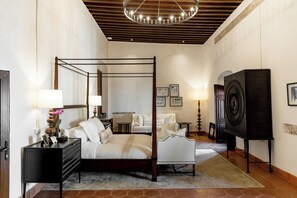 Phòng Suite Superior, không hút thuốc, quang cảnh thành phố | Minibar, két bảo mật tại phòng, phòng cách âm 