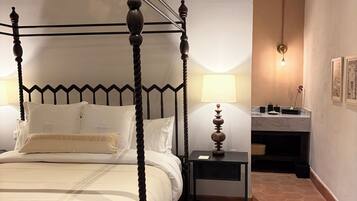 Minibar, in-room safe, soundproofing, free WiFi