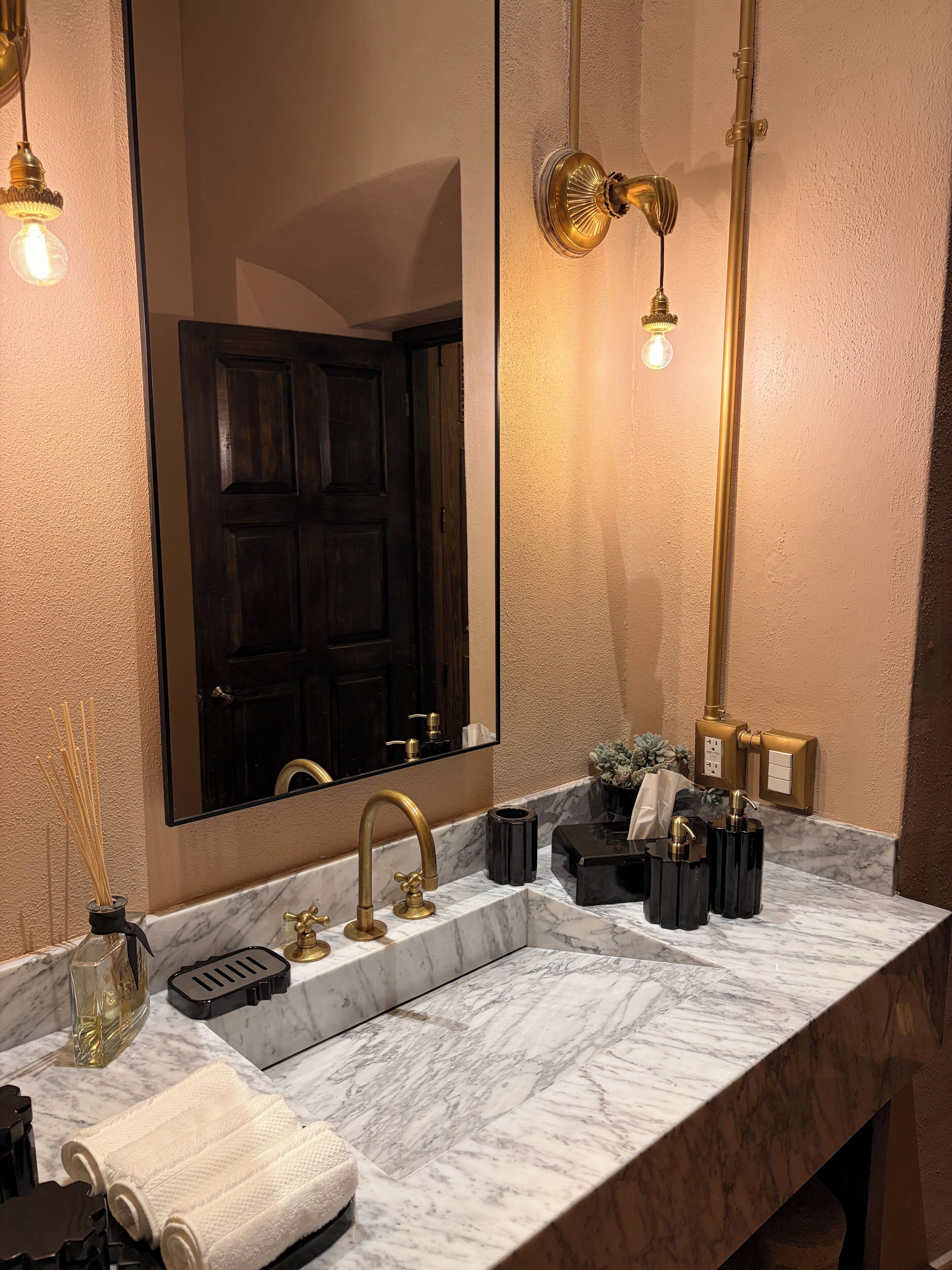 Luxury Suite, Non Smoking | Bathroom | Slippers