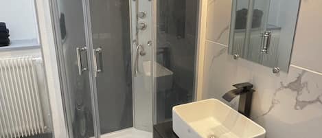 SĂšche-cheveux, serviettes fournies, papier toilette