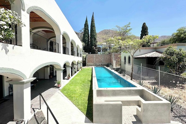 Please note: The pool is shared and not directly connected to the house. Access is a short 1-minute walk around the property.