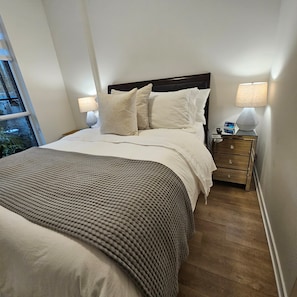 Silitysrauta/-lauta, Wi-Fi, vuodevaatteet