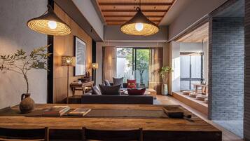 Premier Suite, Courtyard View | In-room dining