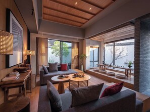 Suíte superluxo, vista para o pátio | Sala de estar | TV LCD, serviços de streaming