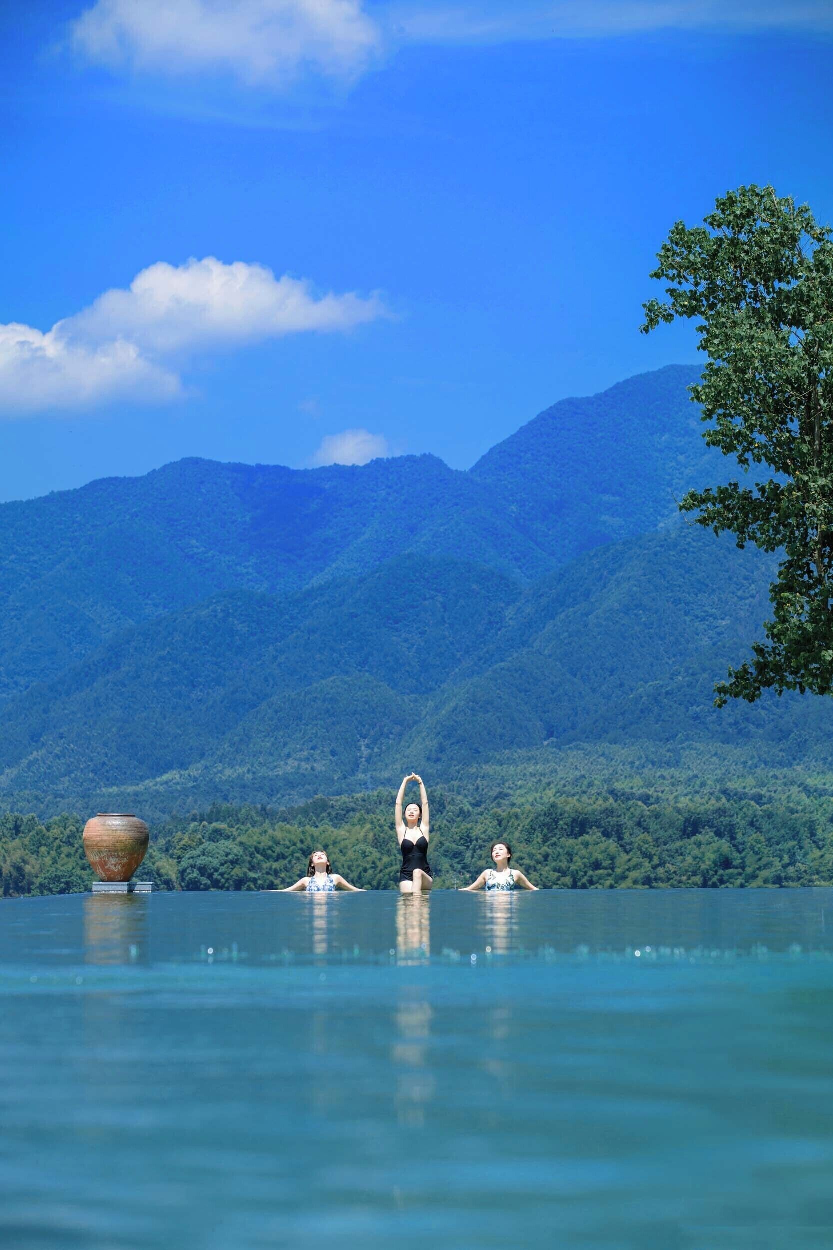 Una piscina al aire libre de temporada