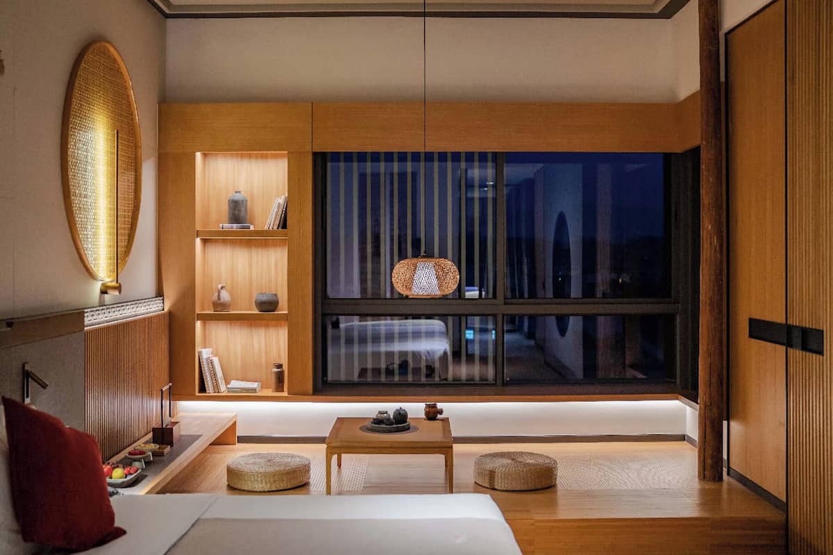 Suite Senior, pemandangan bukit | Ruang keluarga | TV LCD dan layanan streaming