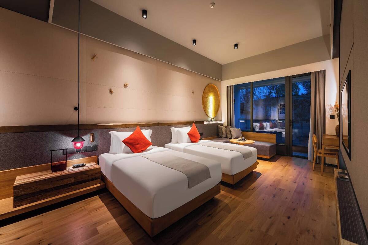 Kamar Twin Senior, pemandangan bukit | Minibar, meja kerja, tirai kedap cahaya, dan kedap suara