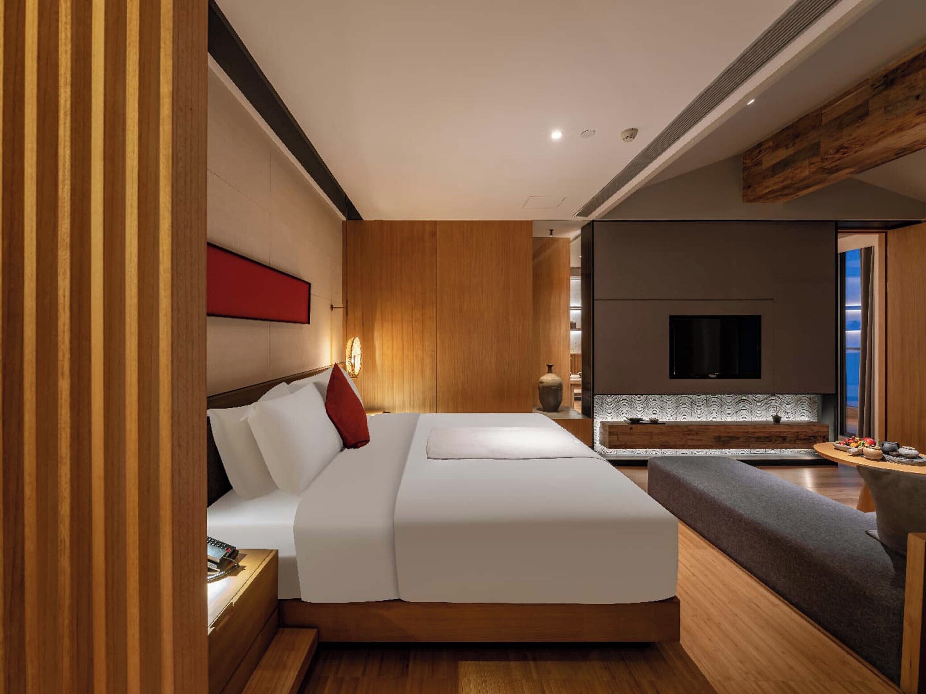 Executive Suite, Hill View | Minibar, individually decorated, individually furnished, desk