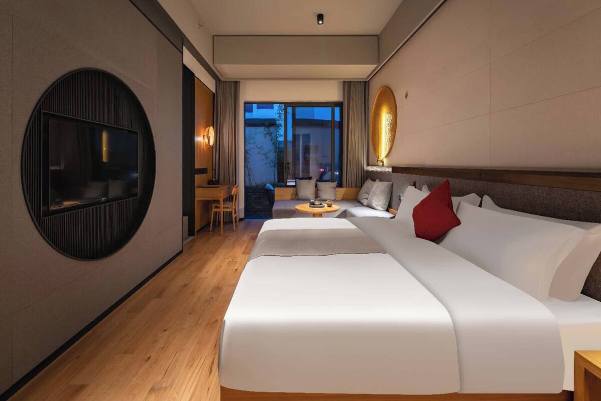 Kamar Double Superior, pemandangan halaman | Minibar, meja kerja, tirai kedap cahaya, dan kedap suara