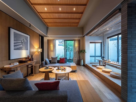 Premier Suite, Courtyard View | Living area. Tan She Tang Quan Resort Hotel-Huangshan