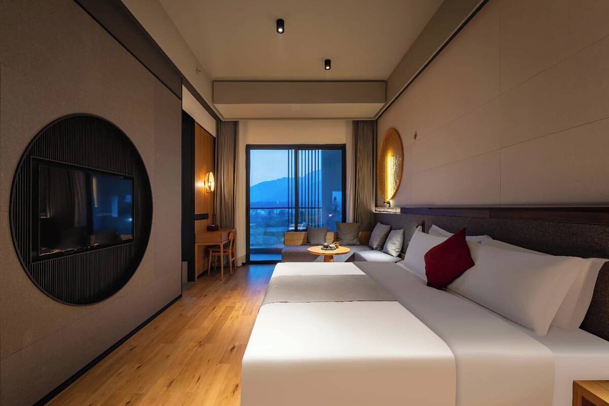 Kamar Double Senior, pemandangan halaman | Minibar, meja kerja, tirai kedap cahaya, dan kedap suara